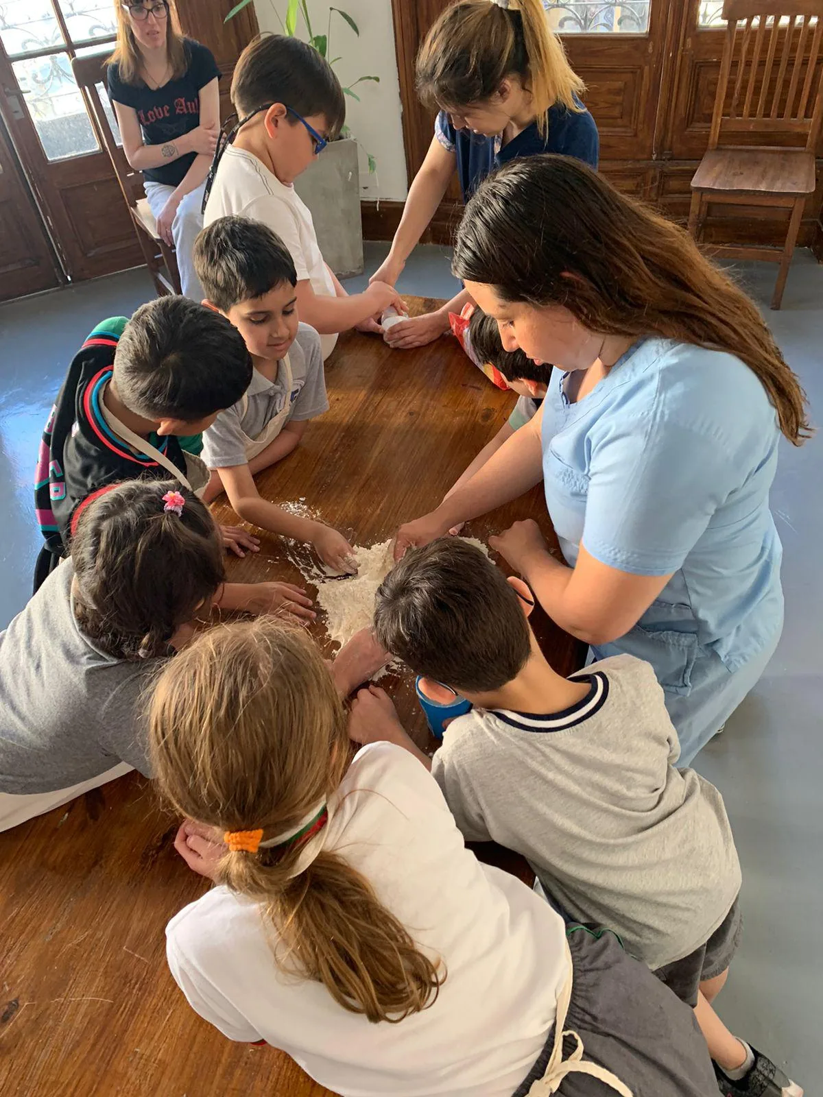 Niños participando de una experiencia grupal